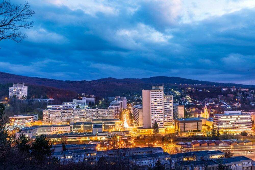 Central Apartman Salgótarján Esterno foto